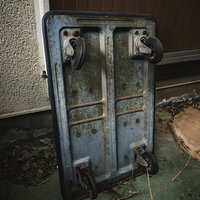 長年の使用で錆びた古い金属製の台車の写真