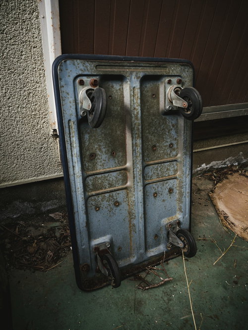 長年の使用で錆びた古い金属製の台車