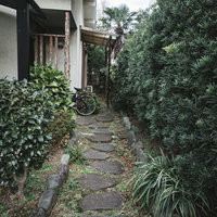 昭和の面影が残る空き家の玄関前の石畳アプローチの写真