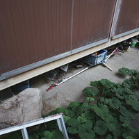 雨戸が閉まった無人の古い民家の写真の写真