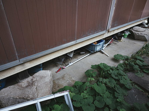雨戸が閉まった無人の古い民家の写真