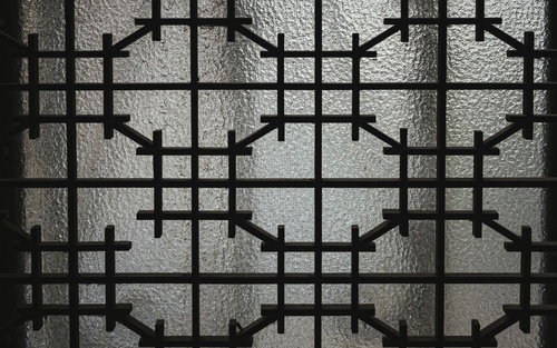 くもりガラスに浮かぶレトロな格子模様のテクスチャー