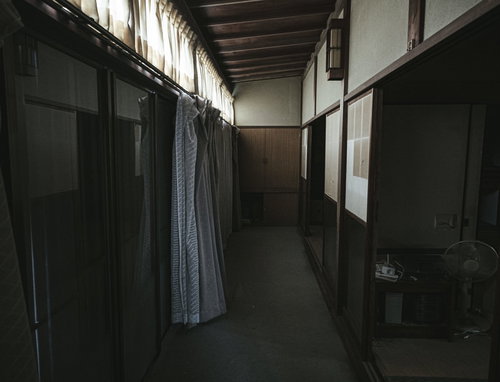 雨戸がすべて閉まった昭和レトロな空き家の薄暗い民家