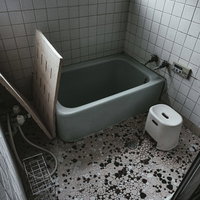 昭和時代の不気味なタイル張りのお風呂場と古びた浴室設備の写真