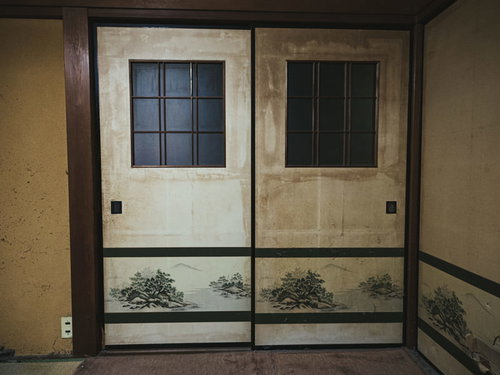 この襖の先は強制イベント、汚れた昭和の古い和室（和ホラー）