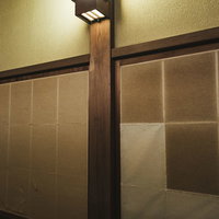 破けたふすま紙を照らす間接照明：古い和室の不気味な光と影の写真