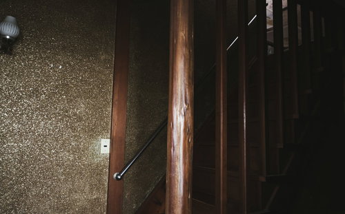 昭和時代の民家で2階に上がる古い木造の階段