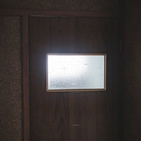 くもりガラスのお手洗いのドア 昭和レトロな木製枠の写真