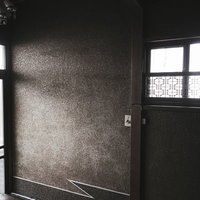昭和を感じる民家の玄関 木製引き戸と古い窓ガラスが時代を伝える古建築の写真