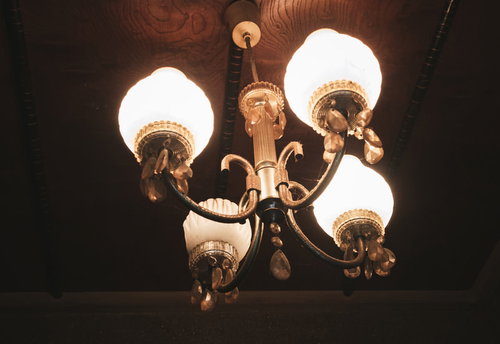 破損したレトロなアンティーク調の照明器具