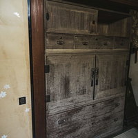 古民家の和室に設置された年季の入った木造のタンスの写真