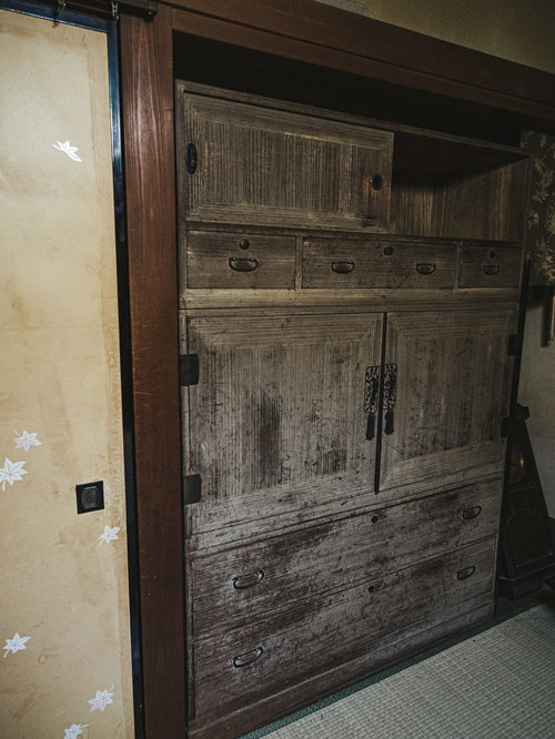 古民家の和室に設置された年季の入った木造のタンス