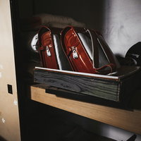 赤いランドセルが並ぶ薄暗い押し入れ。昭和レトロな廃屋の不気味な空間の写真