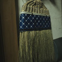 昭和を感じる竹と藁のほうき - レトロな掃除用具の写真