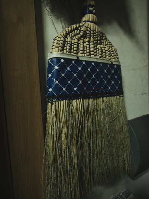 昭和を感じる竹と藁のほうき - レトロな掃除用具