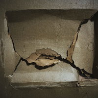 石膏ボードまで破壊されている壁の写真