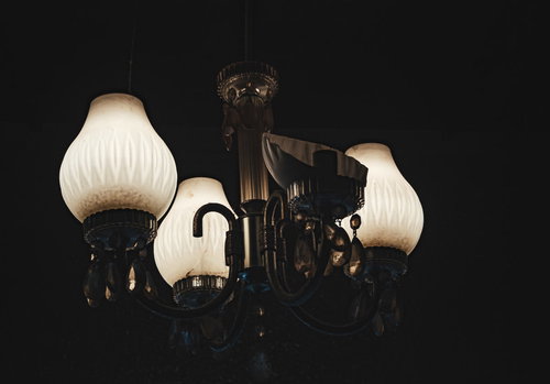 暗い廃屋に吊り下がる割れたシャンデリアの廃墟インテリア