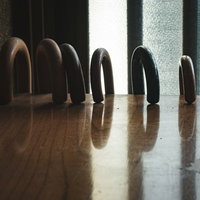 玄関先にたまっていく複数の傘と梅雨時期の収納課題の写真