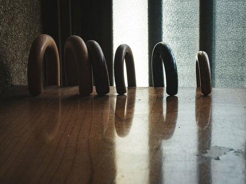 玄関先にたまっていく複数の傘と梅雨時期の収納課題