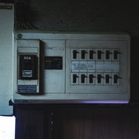 経年劣化で汚れた主要電源ブレーカーと分電盤の配電状況の写真