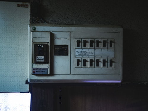 経年劣化で汚れた主要電源ブレーカーと分電盤の配電状況