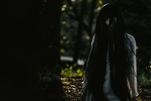 目が合ったら呪われる暗闇で凝視する女性の恐怖の顔