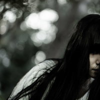 髪で顔を隠す亡霊があらわれた。長い黒髪に包まれた怨霊の写真