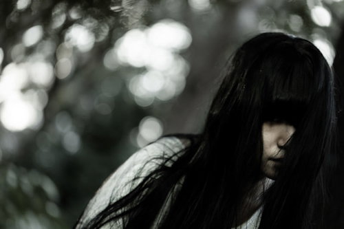 髪で顔を隠す亡霊があらわれた。長い黒髪に包まれた怨霊