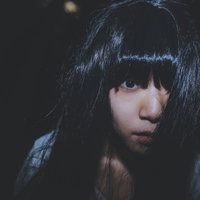 暗闇に迷い込む黒髪の女性が不安に駆られる瞬間の写真