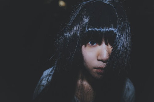 暗闇に迷い込む黒髪の女性が不安に駆られる瞬間