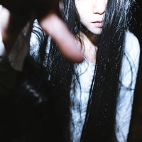 暗闇に浮かぶ心霊の女性、死後の世界へ誘うの写真