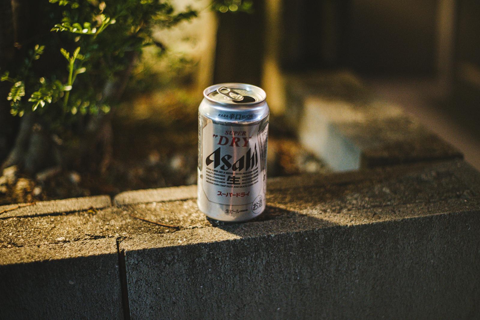 ブロック塀の上に置かれた空のビール缶