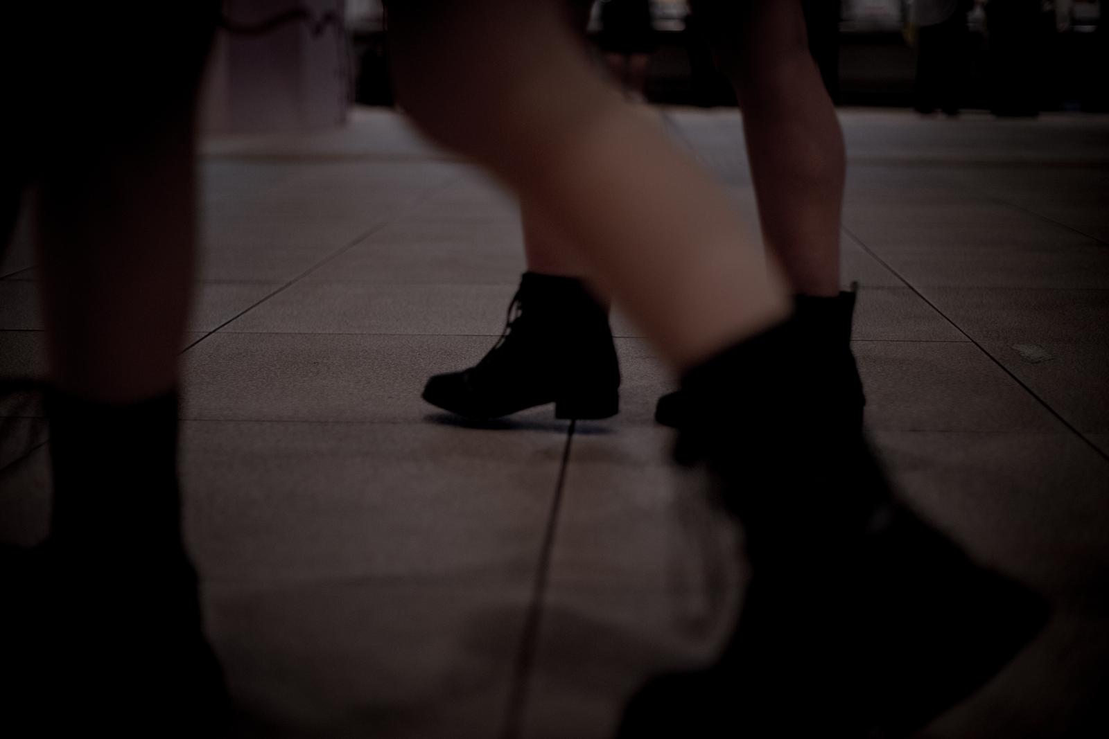 夜道ですれ違う人々の足元のローアングル写真