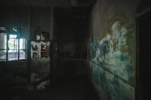 廃墟となった不気味な壁と薄暗い室内に残された劣化した建造物