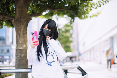 「ここにいるよー」と場所と自撮りを送るマスク女子