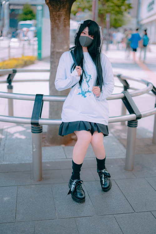 駅前でマスク姿のプロフ画像用ポーズをとる女子