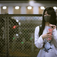 終電を逃したピンモン女子がフェンス前で立ち尽くすの写真