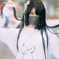 原宿系のマスク女子が黒髪を両手でつかむポーズの写真