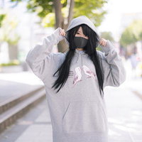 インコパーカーのフードをかぶるマスク女子の写真