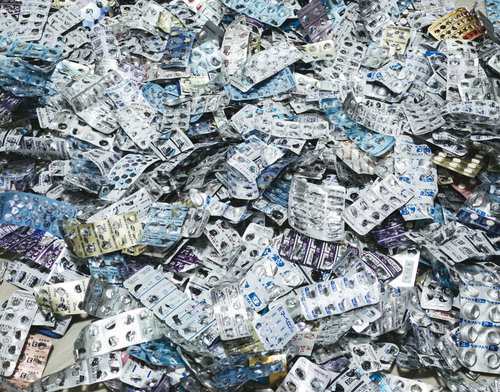 医療現場の錠剤空ケース、大量のブリスターパック