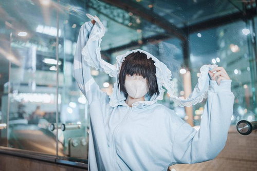 不思議な踊りをする都会の天使界隈風女子