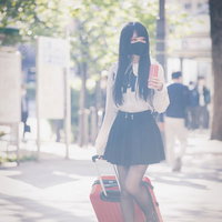 地方からキャリーケースを持って都内に出てきた地雷系女子の写真