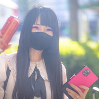 おつおつー、マスクをした地雷系女子がピースサインの写真