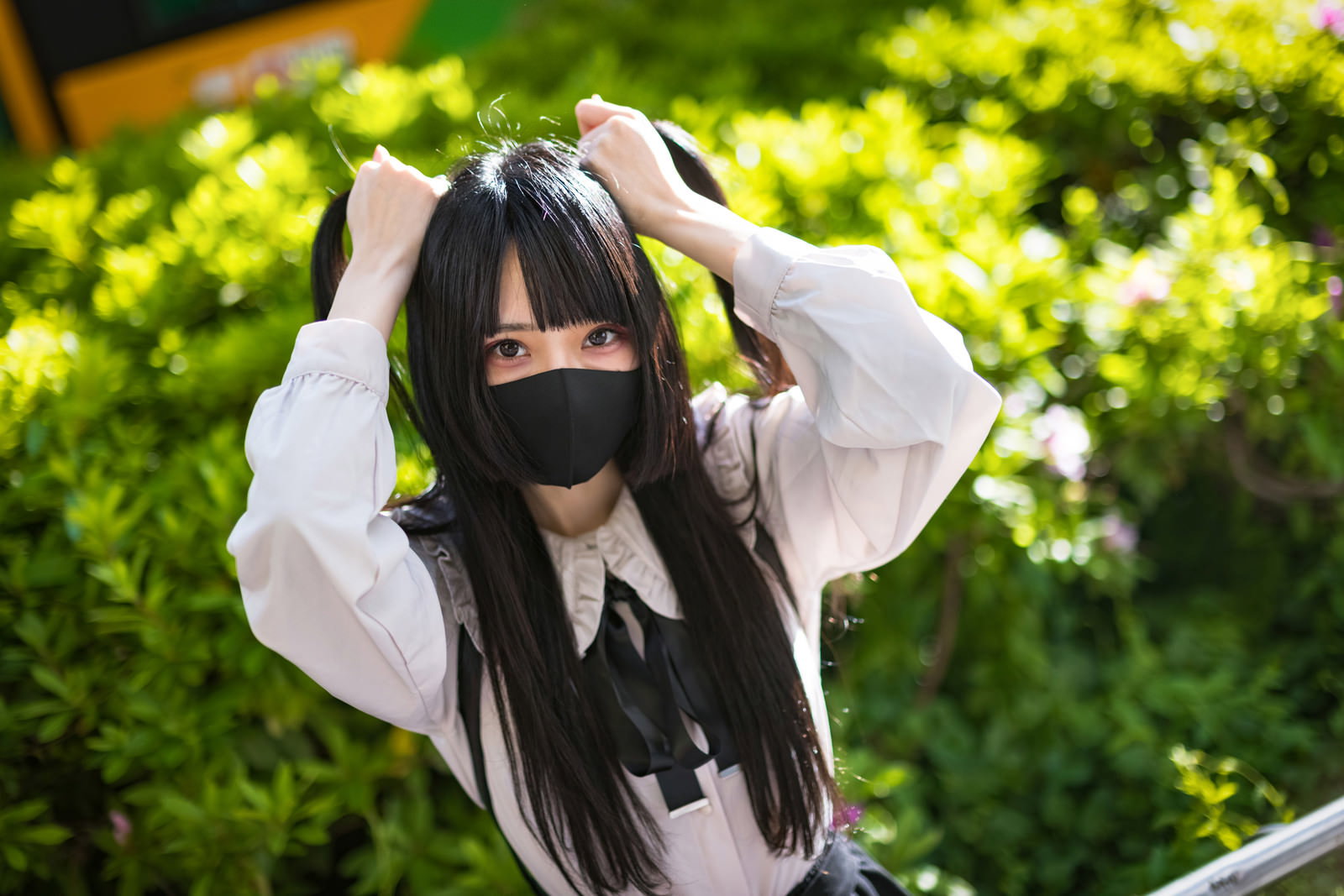 緑の背景でポーズを取るツインテールの地雷系女子［モデル：緋真煉］