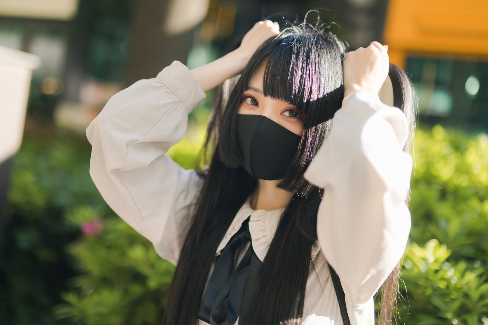 黒マスクをつけた女性がツインテールを作るポーズ［モデル：緋真煉］