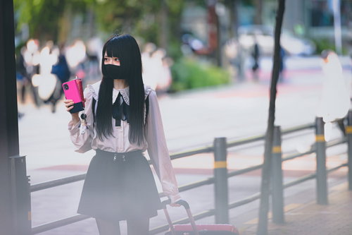 キャリーケースを引きずりながら歩く地雷系女子