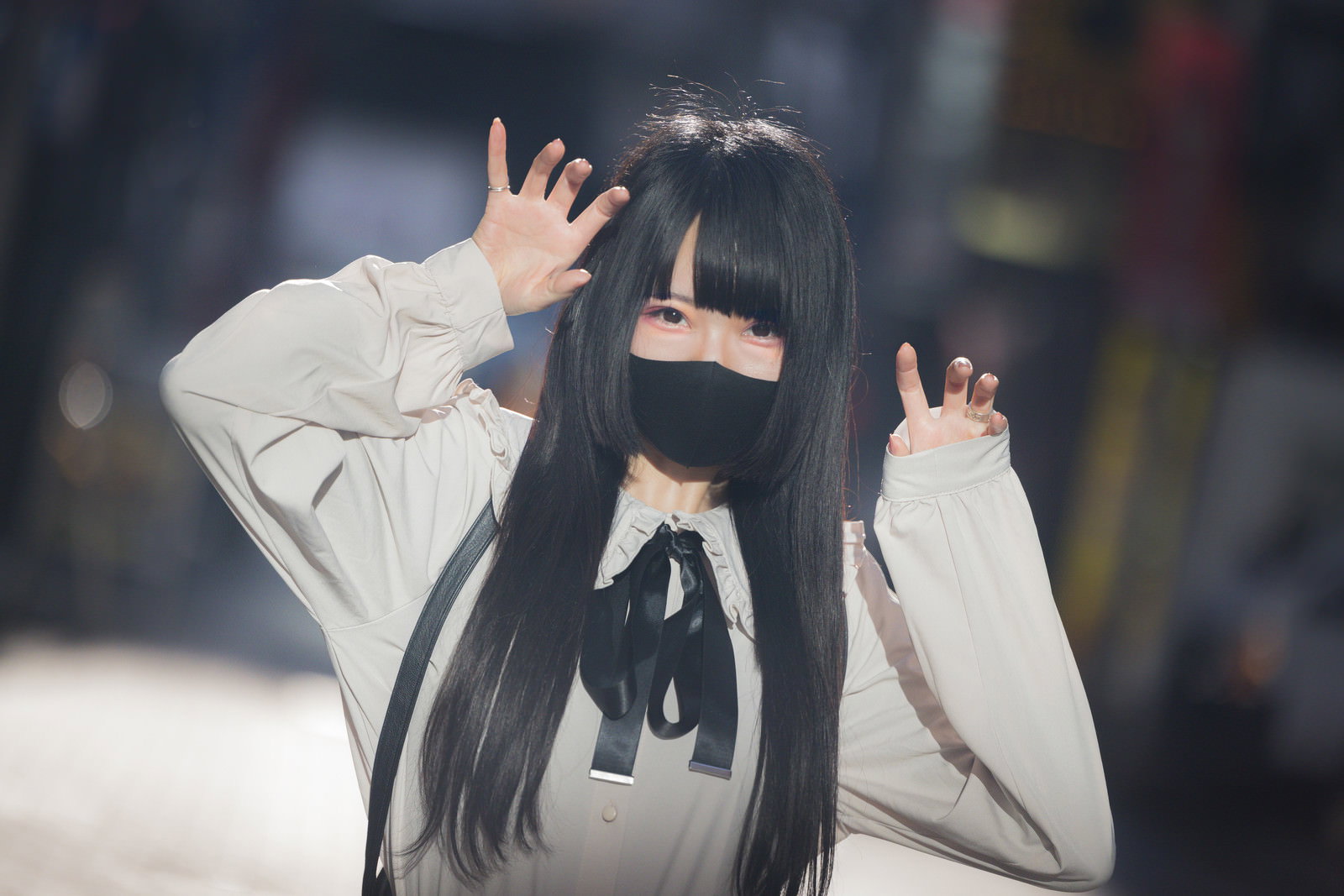 黒マスクをした地雷系女子のぴえんポーズ［モデル：緋真煉］