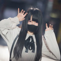 マスクをした地雷系女子のぴえんポーズの写真