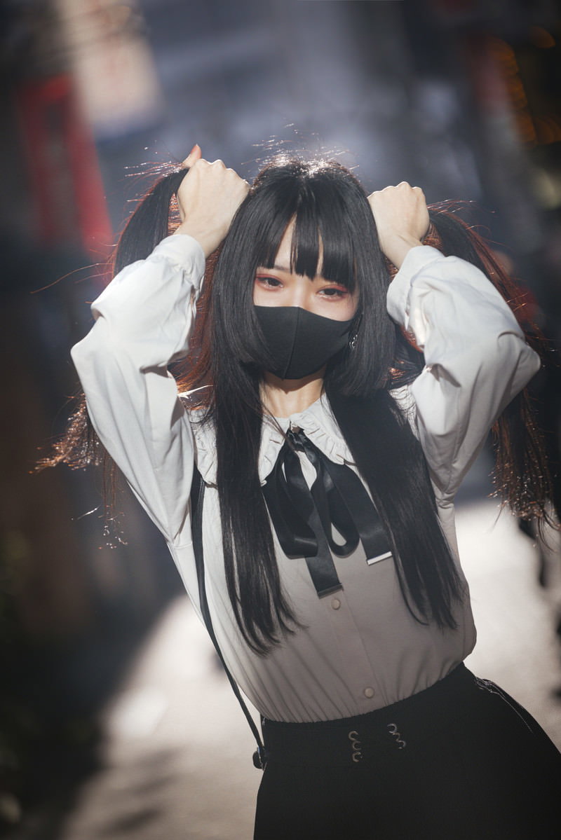 黒いマスクをつけて両手で頭を抱える地雷系女子［モデル：緋真煉］