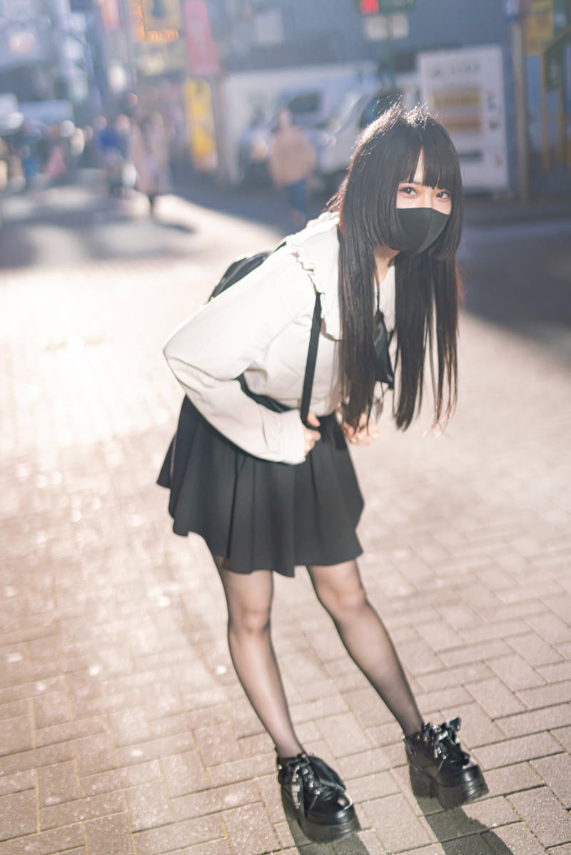 マスクを着用した地雷系女子が街角で待ち合わせをしている様子［モデル：緋真煉］